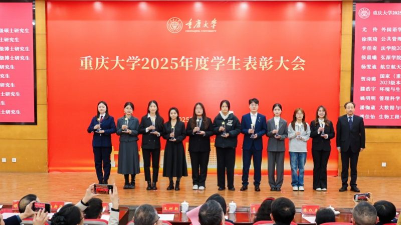 圖 12 本科生年度人物_副本.jpg